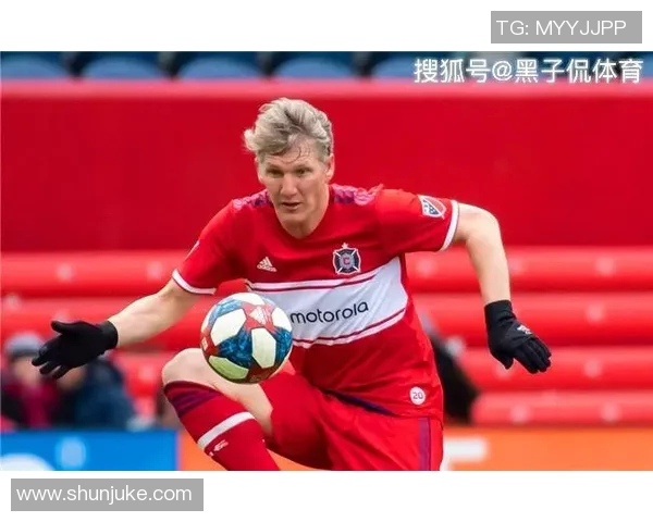 足球明星鲁眉泥格的传奇生涯与球场背后的故事揭秘